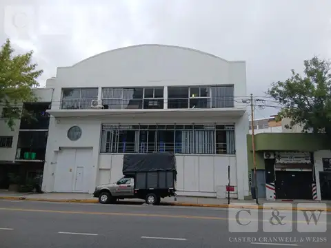 Deposito/Galpón en venta sobre importante Avenida, Pompeya.