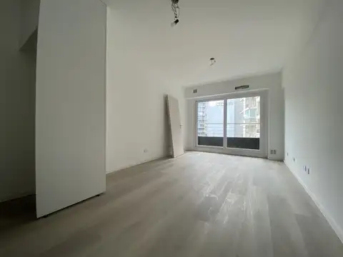 Alquilo MONOAMBIENTE 30m2 contrafrente con balcón corrido, cocina y lavadero incorporados. Apto profesional.
