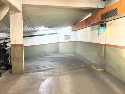 Excelente cochera fija en Colegiales