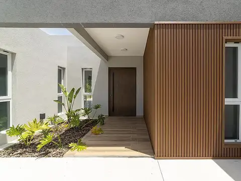 VENTA de casa a estrenar, 5 ambientes, 215m2 sobre lote de 1080m2.