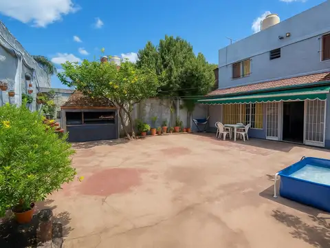 Vivienda de 7 ambientes - 2 cocheras - patio - Villa Bonich