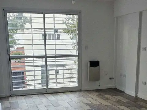 EXCELENTE PH. 2 AMB. EN DUPLEX  AL FRENTE CON BALCON Y TERRAZA PROPIA  