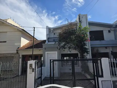 VENTA- PH en 2 plantas baja, 4 ambientes, patio, cochera y dos balcones luminosos en Béccar