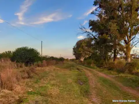 Chacra 9has., cercada, con arroyo.