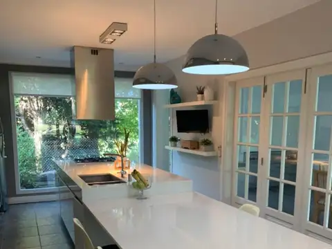 Casa 6 ambientes con 4 baños