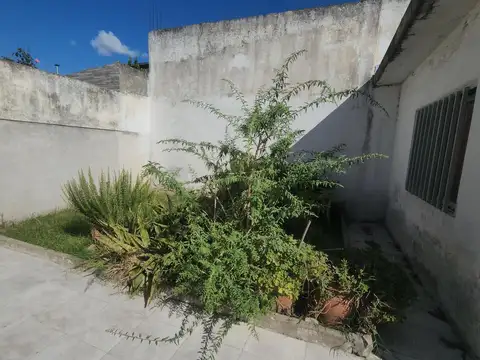 Casa 8 ambientes con 2 baños