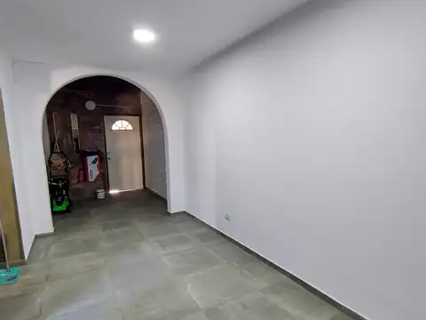 CASA 2 DORMITORIOS EN ALBERDI – RECICLADA – COCHERA – PATIO – QUINCHO – APTO CRÉDITO