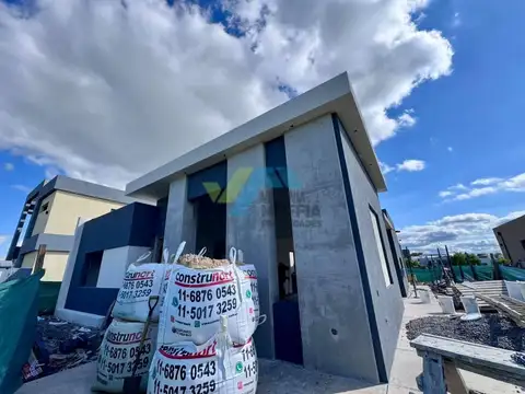 Moderna casa con pileta en Pilar del Este