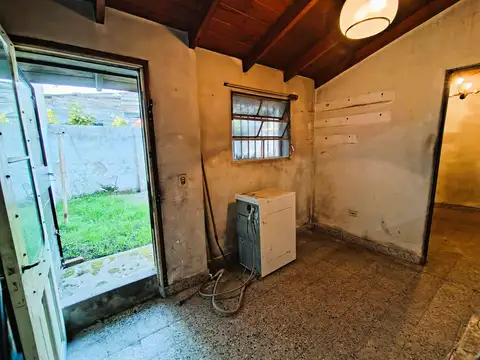 VENTA CASA A REFACCIONAR, CON FONDO LIBRE QUILMES