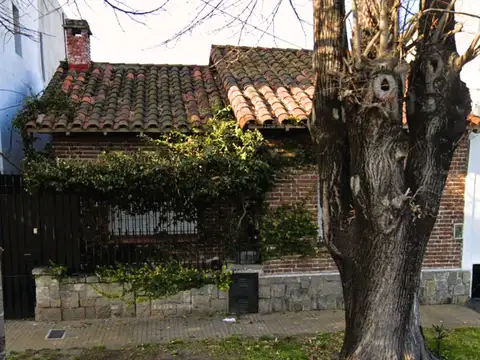 VENTA CASA A REFACCIONAR, CON FONDO LIBRE QUILMES