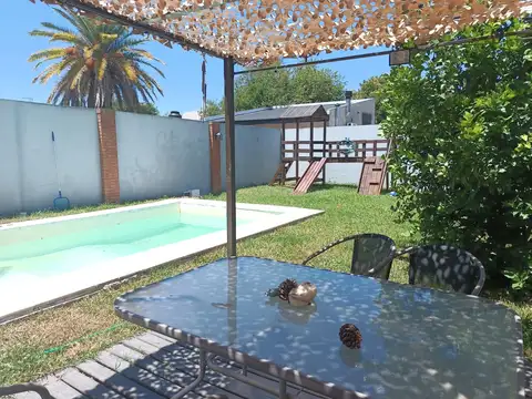 VENTA, CASA 4 AMB, COCHERA, PILETA, JARDIN, APTO CREDITO, LOMAS DE ZAMORA