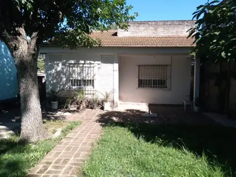 CASA 3 AMB. CON PATIO, JARDIN Y COCHERA!!!