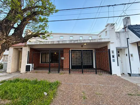 Casa en Venta 2 dormitorios con patio - Barrio Parque Casado