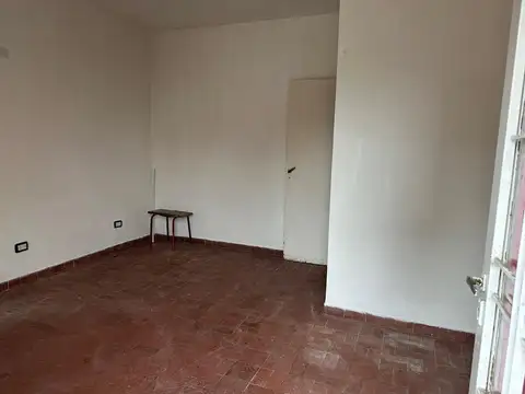 Casa con local en barrio Ariel del Plata.