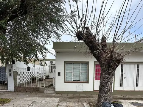 Casa con local en barrio Ariel del Plata.