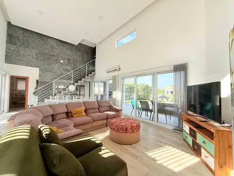 Casa 5 ambientes con 3 baños