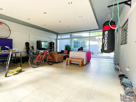 Casa en Venta con 4 cocheras