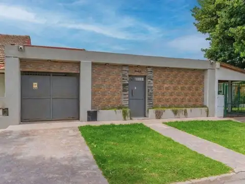 OPORTUNIDAD! 2 viviendas con generoso parque