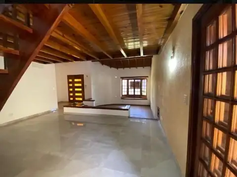 Casa en Venta con 3 cocheras