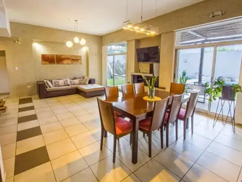 VENTA CASA 4 DORM NUEVO POETA LUGONES