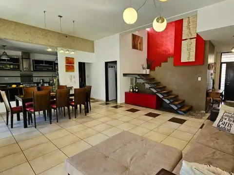 Casa 8 ambientes con 2 baños