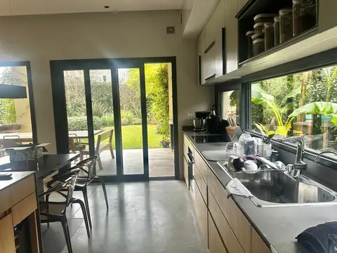 Casa en Alquiler con 3 cocheras