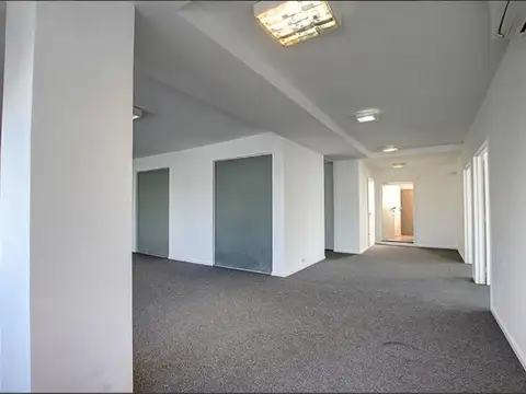 Oficina 10 ambientes con 2 baños
