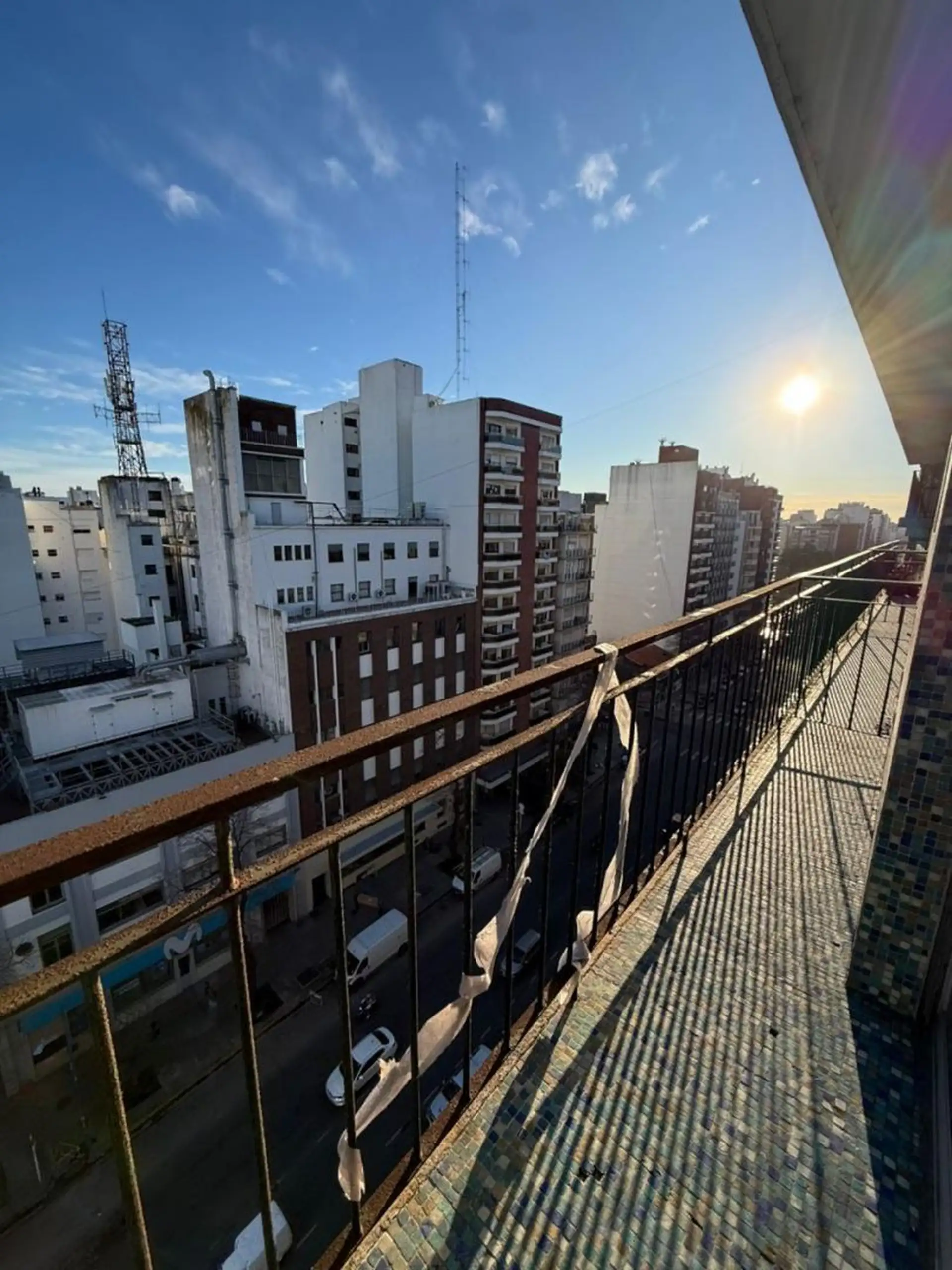 1 Amb. desplazado a la calle con balcón