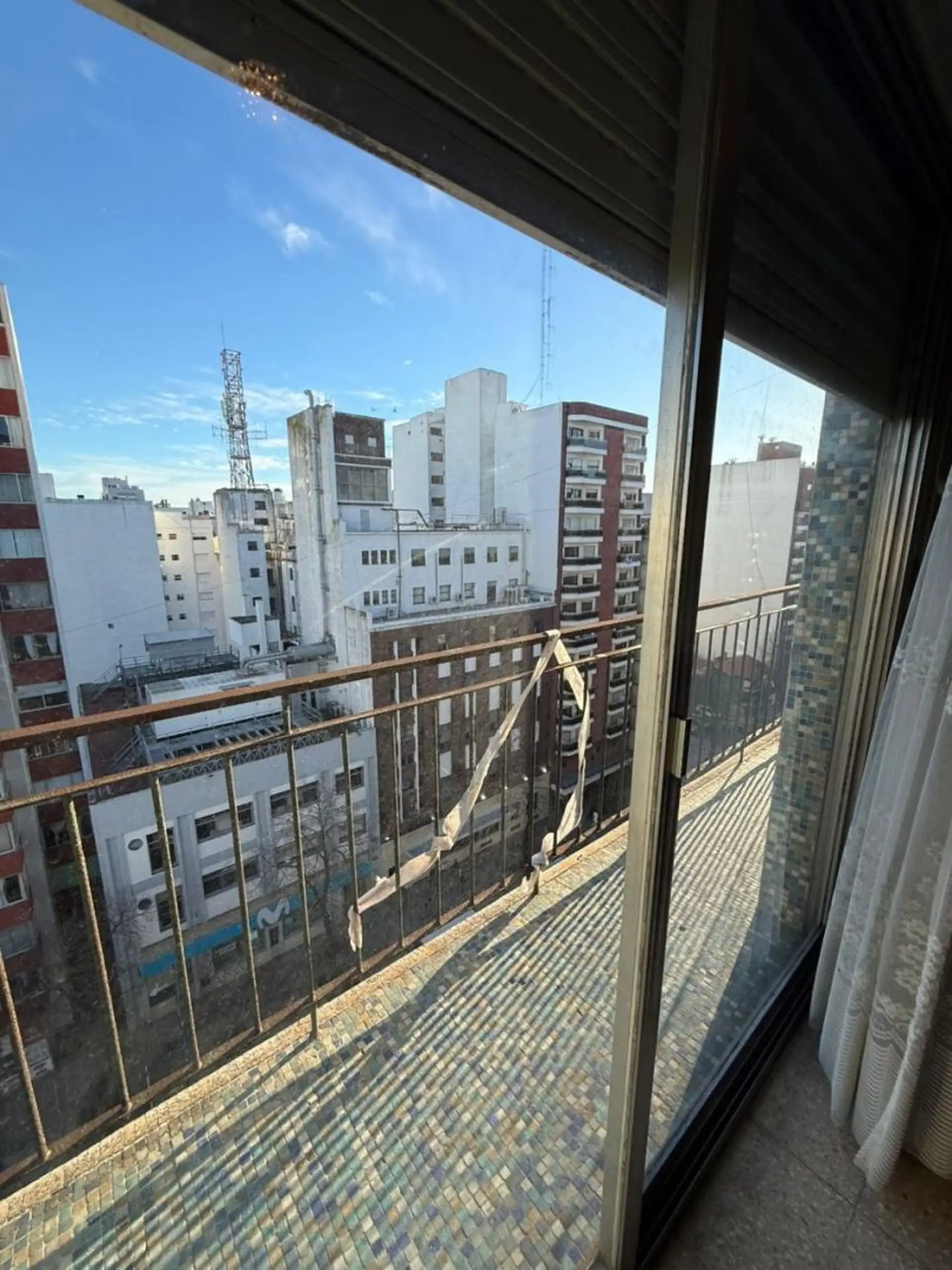 1 Amb. desplazado a la calle con balcón