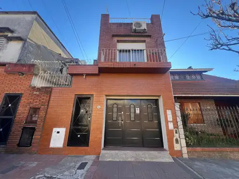Venta PH Bernal Oeste, 3 ambientes en dos plantas al frente y con cochera   APTO CREDITO  