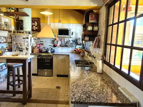 CASA VENTA 6 AMBIENTES +2 COCHERAS+ QUINCHO