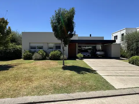 Casa 5 ambientes con 3 baños