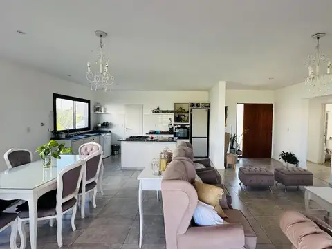 Casa 4 ambientes con 2 baños