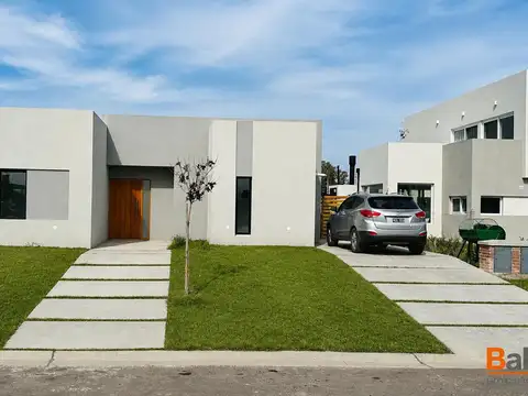 Casa 4 Ambientes con piscina - Barrio santa Elisa - 158m2
