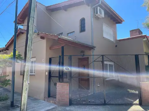Impecable Chalet en 2 Plantas con Patio y Cochera