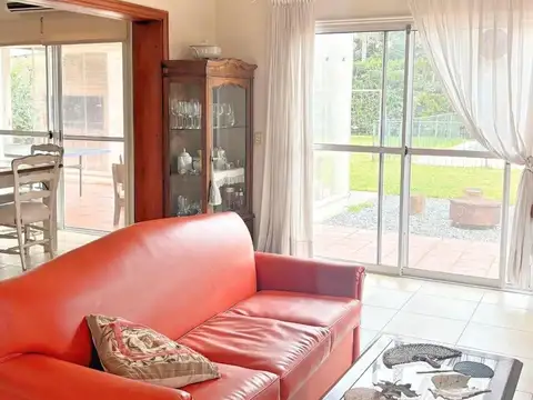 Casa en Alquiler con 3 cocheras