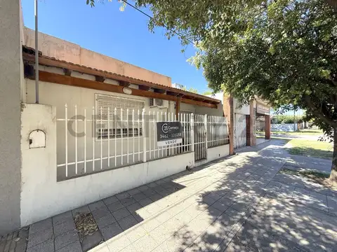 CASA DE 2 DORMITORIOS CON SALON COMERCIAL - IMPORTANTE ESQUINA VENADO TUERTO