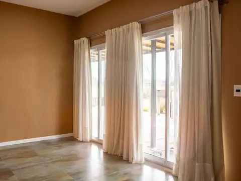 Casa en Alquiler con 2 cocheras