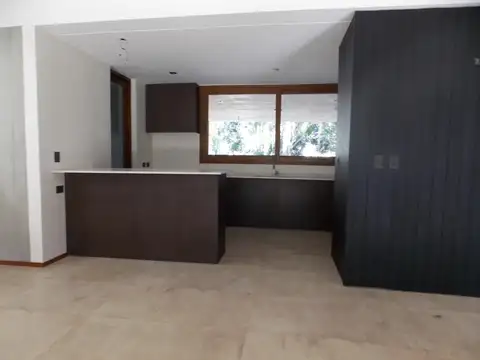Casa en Alquiler con 1 cochera