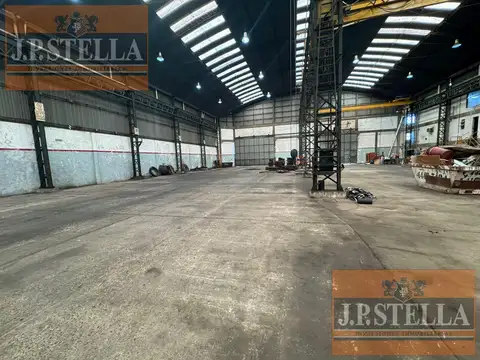 Galpón Comercial 2845 m² c/ 5 puente grúas - oficinas - baños - vestuarios f/3 calles - Villa Madero