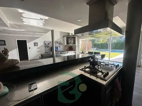 Casa en Venta con 4 cocheras