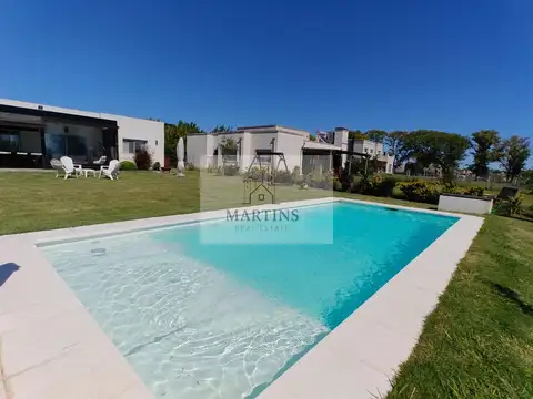 Casa con pileta en Santa Guadalupe Pilar del Este