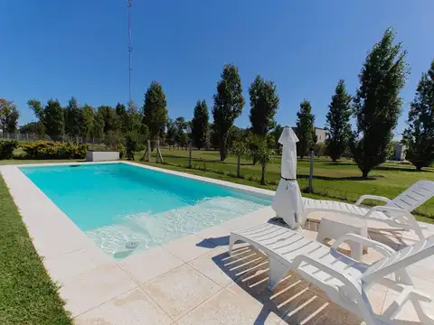 Casa con pileta en Santa Guadalupe Pilar del Este