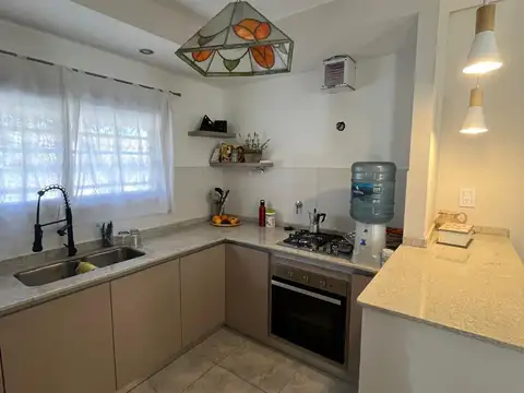 Casa 2 ambientes con 2 baños