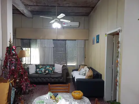 CASA EN VENTA DE 4 AMBIENTES - VILLA BALLESTER
