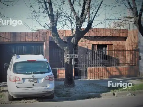 Casa dos dormitorios en Pérez, ubicación ideal