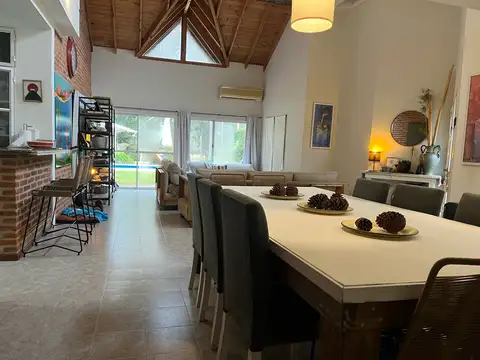 Casa en Venta con 2 cocheras
