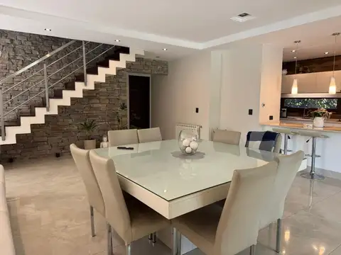 Casa 5 ambientes con 4 baños