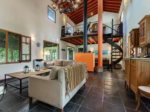 Casa 10 ambientes con 3 baños