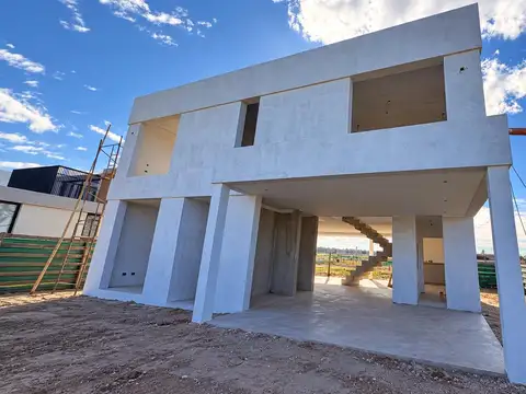 Casa 6 ambientes con 4 baños